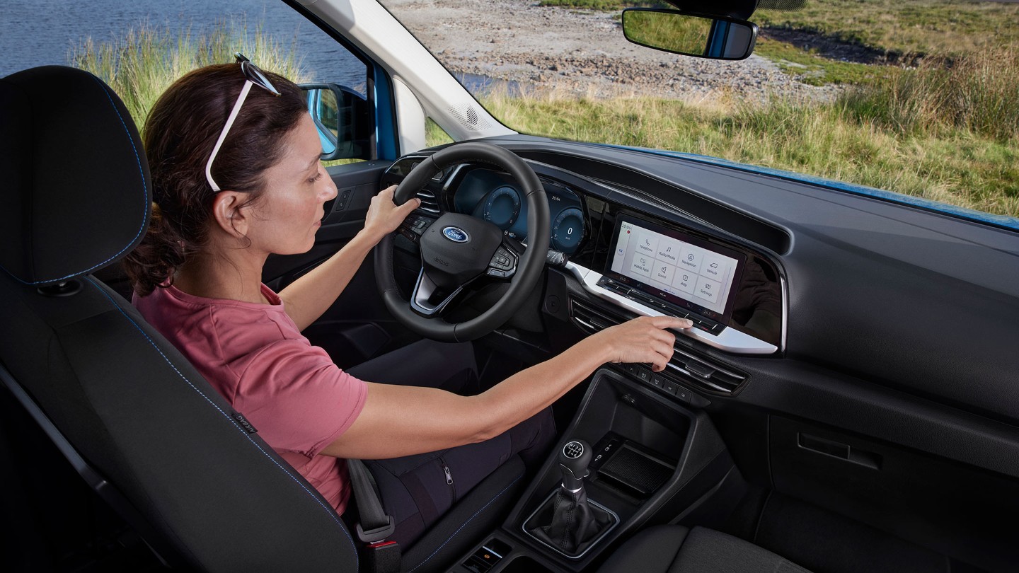 Gros plan sur le tableau de bord numérique du Ford Tourneo Connect.